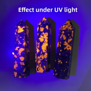 Tre torri di cristallo Yooperlite con vivace fluorescenza arancione sotto luce UV