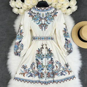 Detail des Vintage-Ethno-Prints am cremefarbenen Sommerkleid mit Laternenärmeln und Gürtel