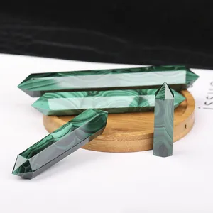Dettaglio di colonne di cristallo di malachite lucida con motivi a bande verdi