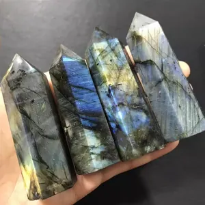 Vista a mano di quattro colonne di cristallo di labradorite lucido con riflessi blu