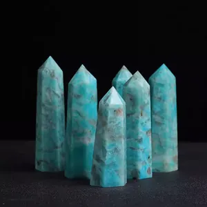 Dettaglio di sei pilastri esagonali in amazzonite blu su sfondo nero