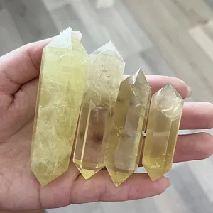 Set di quattro punte doppie in citrino giallo lucido tenute in una mano