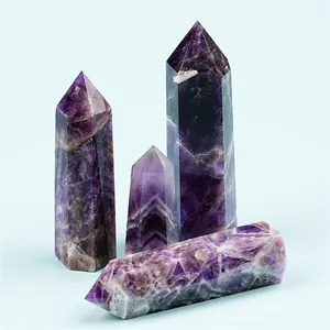 Dettaglio di colonne in ametista naturale con trame di quarzo viola e punte levigate