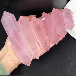 Macro di sei colonne di cristallo di quarzo rosa naturale a doppia punta e consistenze