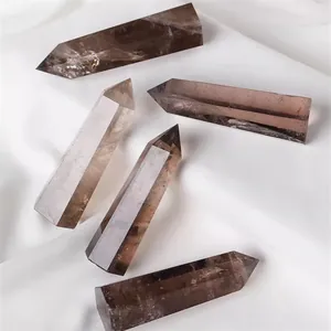 Primo piano di cinque pilastri in quarzo fumé naturale con sfaccettature marroni