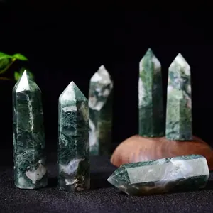 Macro di punte di cristallo in agata muschiata naturale con venature verdi