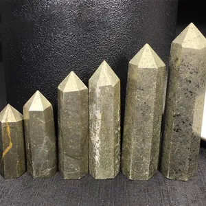 Dettaglio di sei torri di cristallo di pirite naturale in dimensioni graduate e lucenti