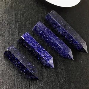 Dettaglio macro di quattro pilastri in pietra blu levigata con luccichio stellato