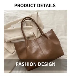 Details der Nähte und Lederstruktur einer dunkelbraunen großen Tote-Schultertasche