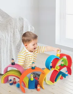Nahaufnahme der bunten Regenbogen-Stapelsteine aus Holz mit Puppen und Kugeln auf Boden