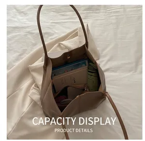 Innenansicht der braunen Leder-Tote-Bag mit viel Platz für Tablet und Zubehör-Set