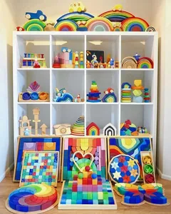 Detailanzeige der Regenbogen-Holzbausteine und Sortierpuzzle auf einem weißen Regal