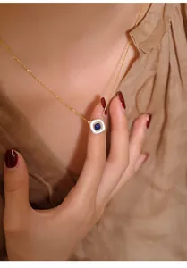 Nahaufnahme einer 925 Sterling Silber Goldkette mit blauem Lapis-Quadratanhänger
