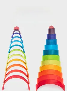 Detail der 12-teiligen Regenbogen-Stapelsteine aus Holz zeigt vielseitige Bauformen und Farben