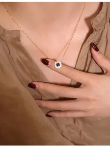 Makroaufnahme von 925er Silber Lapis Lazuli Quadrat Anhänger mit Goldfinish am Modell