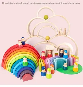 Detailansicht der Regenbogen-Stapelsteine aus Holz mit Puppen in Macaron-Farben