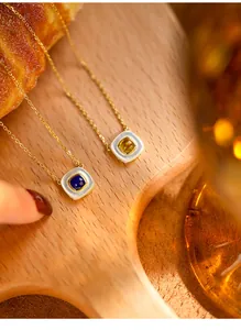 Details von quadratischen 925 Silberanhängern mit Lapislazuli und gelben Edelsteinen