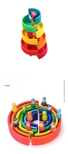Makro-Detail der Regenbogen-Bausteine aus Holz und Figuren für kreatives Montessori-Spiel