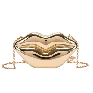 Sac bandoulière chic en forme de lèvres dorées avec finition métallique et chaîne