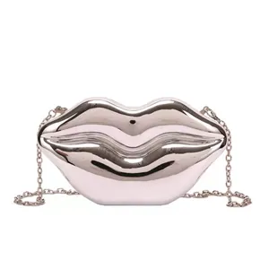Sac à main en forme de lèvres argentées avec miroir poli et chaîne en métal élégante