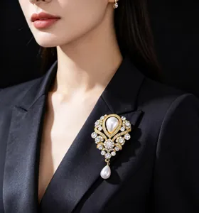 Details einer luxuriösen Vintage-Perlenbrosche mit Kristallen an einem schwarzen Blazer