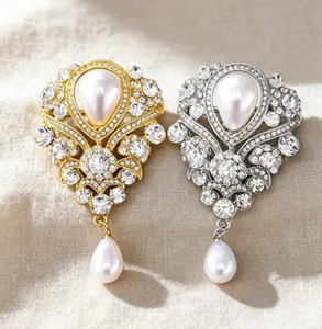 Makroaufnahme von Vintage-Broschen in Gold und Silber mit Perlen und Kristallen