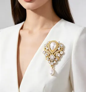 Detailansicht der luxuriösen Vintage-Perlenbrosche mit Strass auf einem weißen Blazer