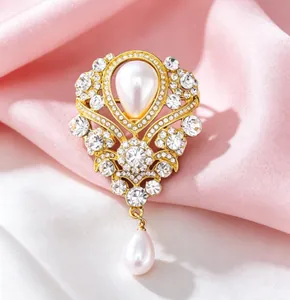 Detailaufnahme der Vintage-Brosche im Royal-Stil mit Strass und Perlenanhänger