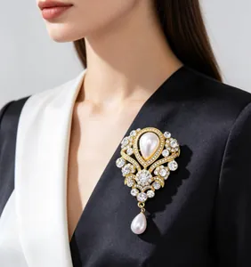 Detailansicht der luxuriösen Vintage-Brosche mit Perlen und Kristallen auf einem Blazer