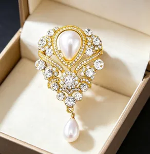 Nahaufnahme der Vintage Gold Brosche mit Perlen und Zirkonia in einer Geschenkbox