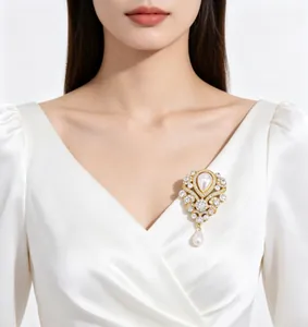 Detailansicht der Vintage-Brosche im Royal-Stil mit Diamanten und Perlenanhänger