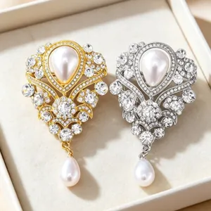 Elegante Vergoldete Legierung Blumenstrauß Brosche Mit Weißen Künstliche Perlenimitaten Und Zirkonia Für Damen Bankett Party Schmuck