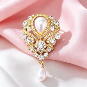 Luxuriöse Vintage Perlenbrosche mit funkelnden Strasssteinen auf rosa Seidenhintergrund