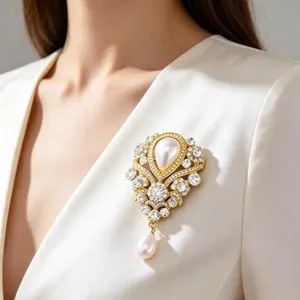 Luxuriöse Vintage-Brosche im Palast-Stil mit Wassertropfenperle und glitzernden Kristallen