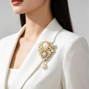 Luxuriöse Vintage-Brosche im Hof-Stil mit Perlen und Strasssteinen auf weißem Blazer