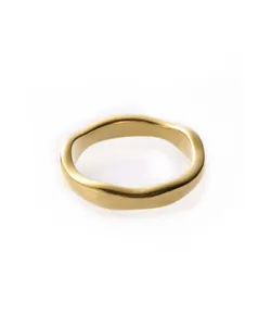 Detailed view of the organic wavy texture on a 18K gold plated stainless steel ring