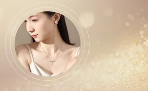 Elegante set di gioielli in argento S925 con perle e collana indossato da una modella