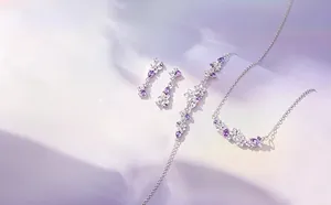 Dettaglio di parure in argento 925 con pietre preziose viola e texture floreali