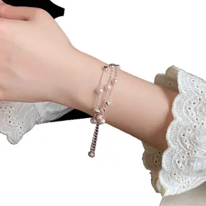 Elegantes mehrlagiges Perlenarmband mit zierlicher Silberkette und verstellbarem Anhänger