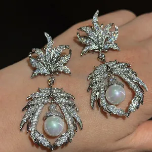 Élégantes boucles d'oreilles feuilles argentées avec oxydes de zirconium et perles irisées