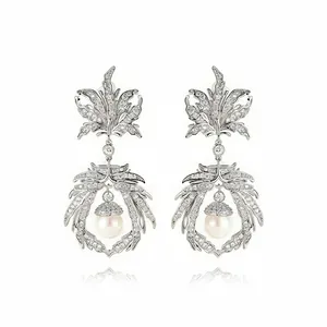 Boucles d'oreilles fleurs en argent avec cristaux de zircon brillants et perle centrale