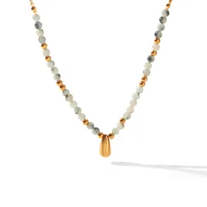 Dettaglio collana pietre naturali con pendente a goccia d'oro e perline in acciaio