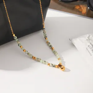 Dettaglio della collana in acciaio inossidabile con pietre naturali verdi e pendente a goccia