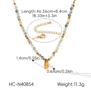 Dettaglio della collana in pietre naturali con ciondolo a goccia d'acqua dorata