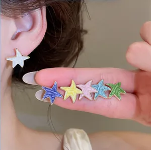 Juego de pendientes de estrella de mar de esmalte de colores con agujas de plata estilo dopamina