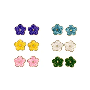 Juego de seis pares de pendientes de flores esmaltadas de colores con borde dorado