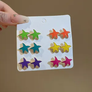 Primer plano de un juego de pendientes de estrella en diversos colores vibrantes