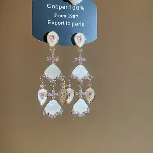 Vue détaillée de boucles d'oreilles plaquées or 18k avec zircon rose et éventails