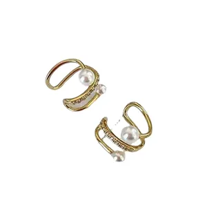 Eleganti clip per orecchie dorate con zirconi scintillanti e perle senza buco orecchio