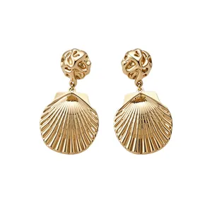 Elegante goldene Metall-Muschel-Ohrhänger mit strukturierten korallenartigen Details